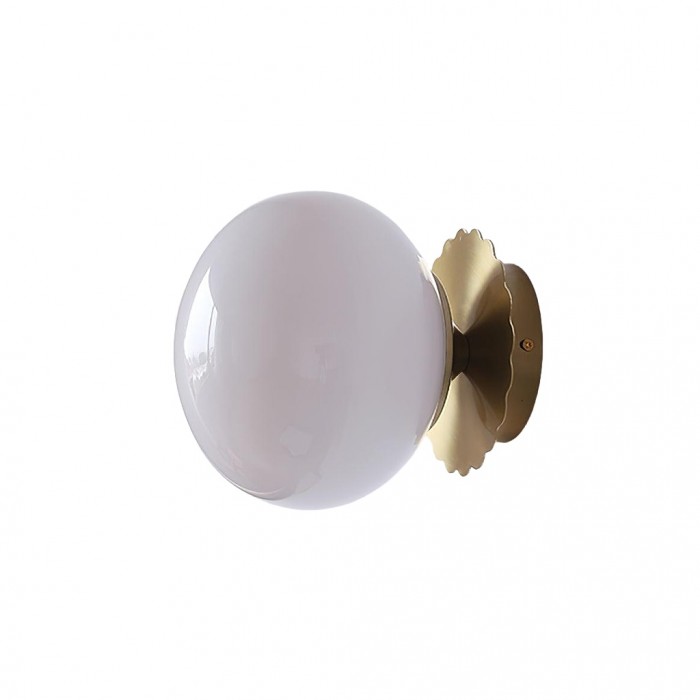 Lira hanglamp met een witte glazen bol en een gouden wandbevestiging. De lamp heeft een strak en modern design dat een vleugje elegantie toevoegt aan elke kamer. Ideaal voor sfeervolle verlichting in woonruimtes of slaapkamers.
