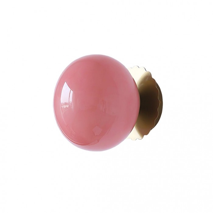 Lira hanglamp met een roze glazen bol en een gouden wandbevestiging. De lamp heeft een modern en stijlvol ontwerp dat een warme en elegante sfeer creëert in elke ruimte. Perfect voor woonkamers, slaapkamers of gangen.