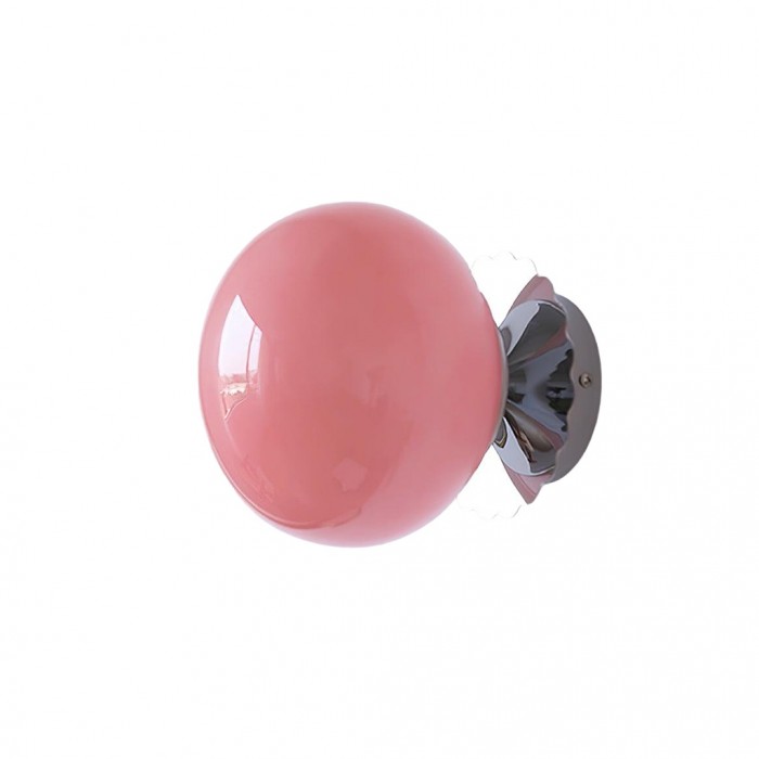 Lira hanglamp met een roze glazen bol en een zilveren wandbevestiging. De lamp straalt een moderne elegantie uit en voegt een speelse, maar stijlvolle touch toe aan elk interieur. Ideaal voor sfeervolle verlichting in woon- en slaapkamers.
