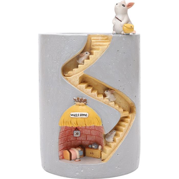 Een grijze betonnen planthouder met een charmant ontwerp van een trap, die omhoog leidt naar een schattig konijn dat bovenop de pot zit. Onderaan de pot is een kleine "Welcome"-huisje met muisjes die zich naar boven bewegen. Het speelse en elegante ontwerp maakt deze planthouder een perfect decoratief item voor elke kamer, met een vrolijke, uitnodigende uitstraling.
