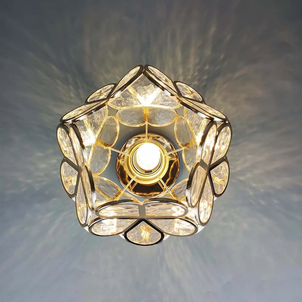 De Lumeera plafondlamp in bloemstijl straalt warm licht uit, dat zachtjes wordt verspreid door de florale glazen vormen, en creëert zo een gezellige, elegante sfeer. De gouden accenten versterken het luxueuze ontwerp.