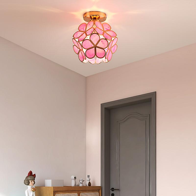 De Lumeera plafondlamp in bloemmotief in zachtroze geeft de ruimte een speelse elegantie. De gouden accenten en het florale ontwerp creëren een warme, uitnodigende sfeer die ideaal is voor moderne, stijlvolle woonruimtes.