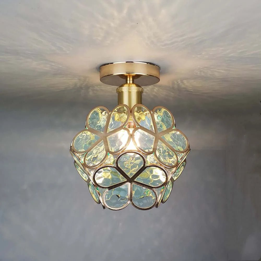 De Lumeera plafondlamp in bloemenstijl geeft elke ruimte een bijzondere elegantie. De gouden frame en de levendige, blauwe glaselementen creëren een sfeervolle verlichting die doet denken aan florale schoonheid. Ideaal voor de gang, de slaapkamer of elk modern huis.
