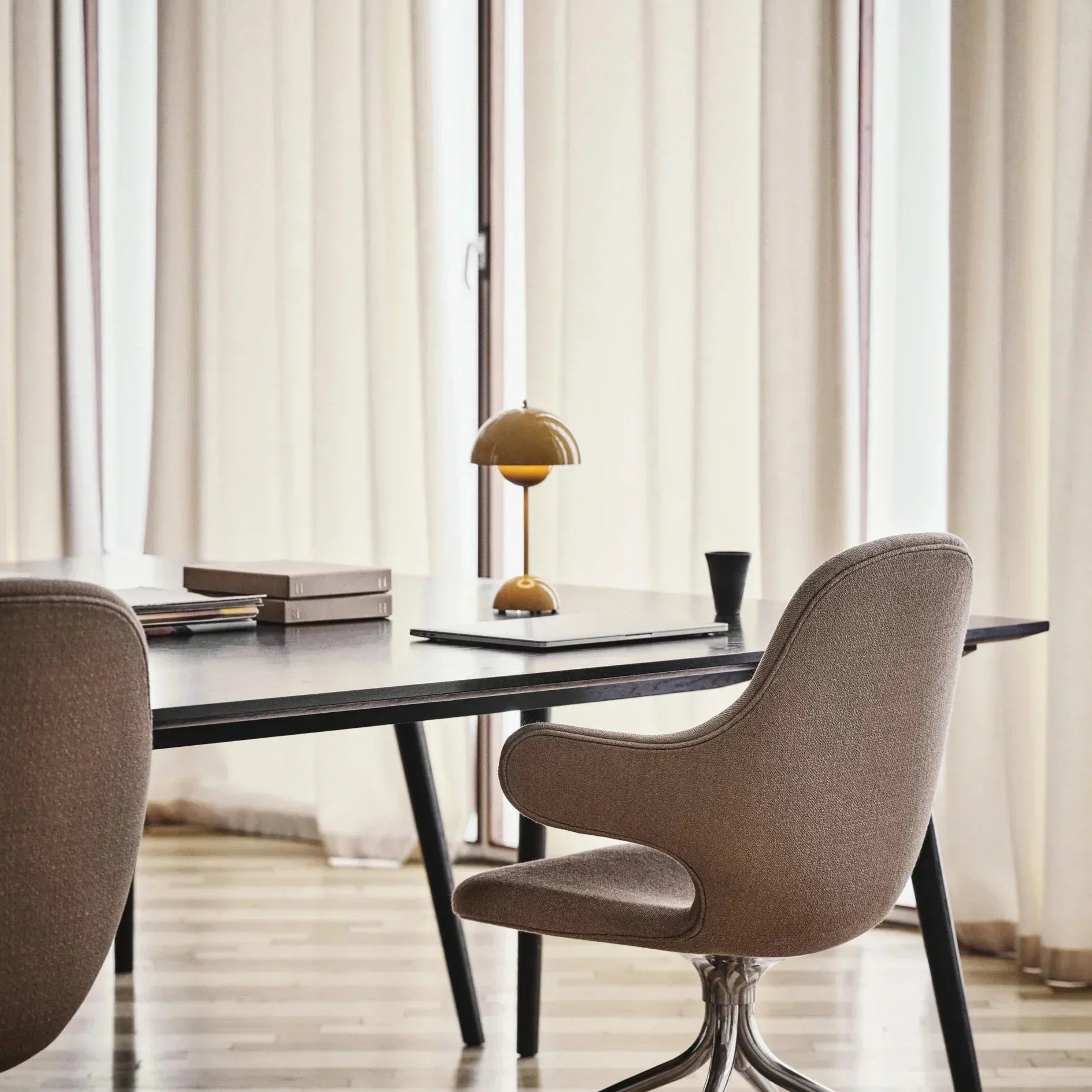 LumenShine LED Tafellamp in een stijlvolle mosterdgele kleur, geplaatst op een strak ontworpen bureau in een minimalistisch interieur. Deze moderne en energiezuinige lamp voegt een vleugje elegantie en functionaliteit toe aan elke werk- of woonruimte.