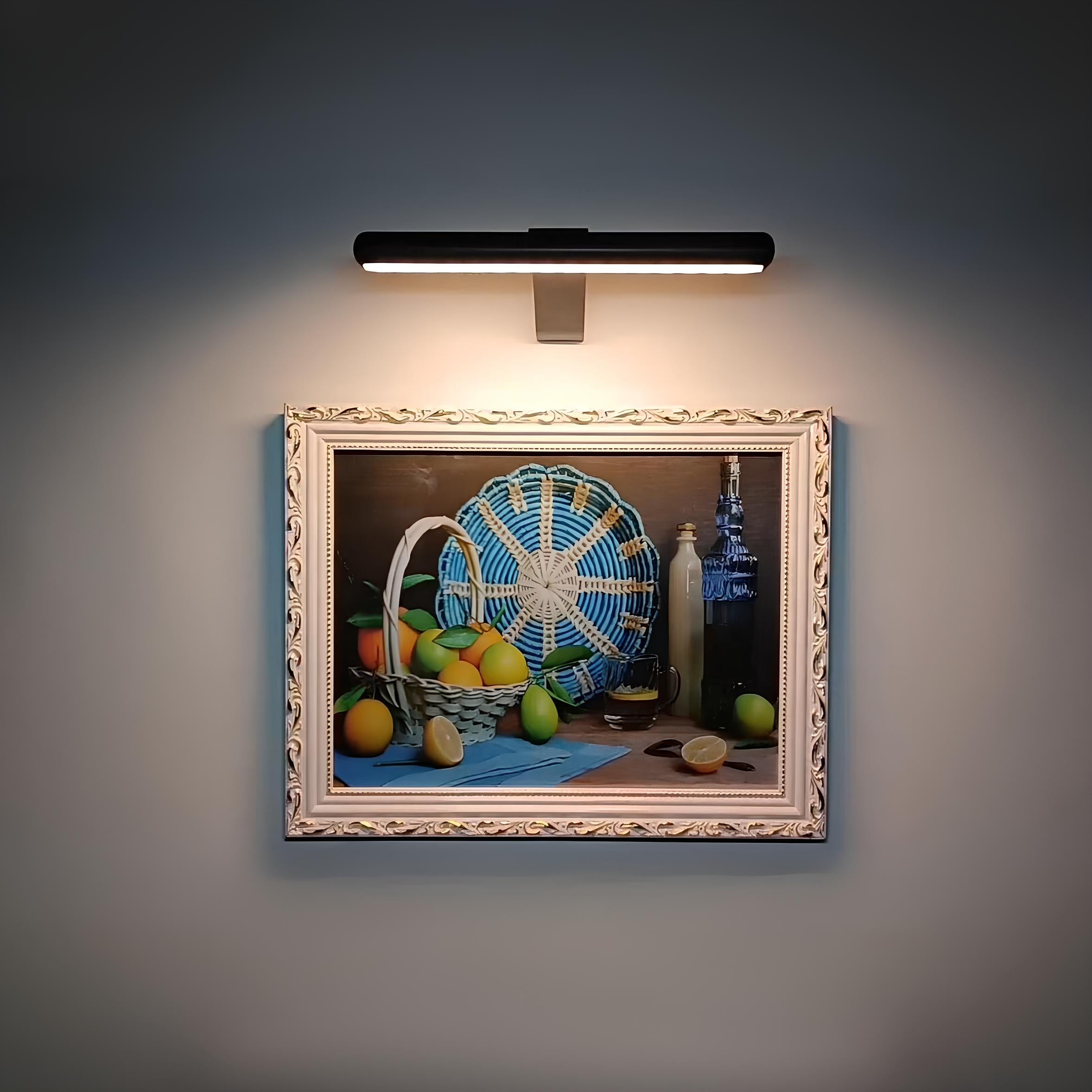 Lumenova muurverlichting accentueert kunstwerken met een warme, gelijkmatige verlichting, waardoor een verfijnde en uitnodigende sfeer in de kamer ontstaat.