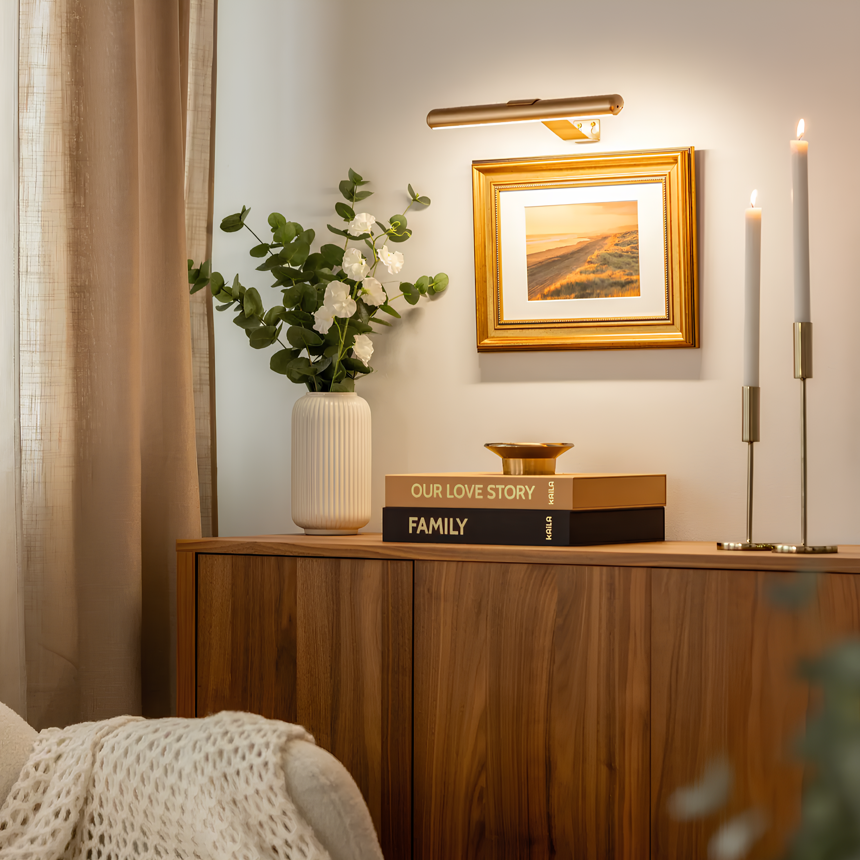 Lumenova muurverlichting verlicht een kunstwerk met een zachte gloed, en creëert een gezellige en verfijnde sfeer in uw ruimte.