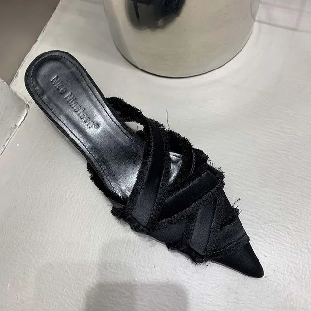 Lumenza sandalen in zwarte stof met franjes, elegante puntige neus en comfortabele hakken.