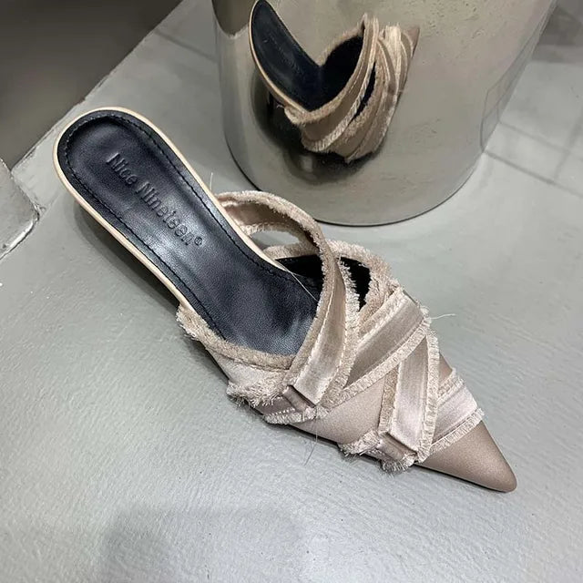 Lumenza sandalen in beige stof met franjes, elegante puntige neus en comfortabele hakken.