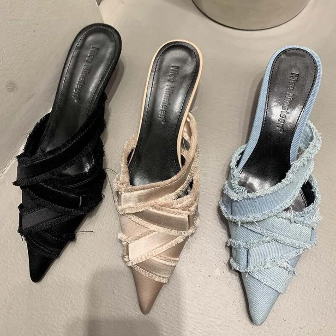 Drie paar Lumenza sandalen in zwart, beige en blauw, met een elegante, gekruiste bandstijl en een puntige neus, ideaal voor een comfortabele en modieuze look.