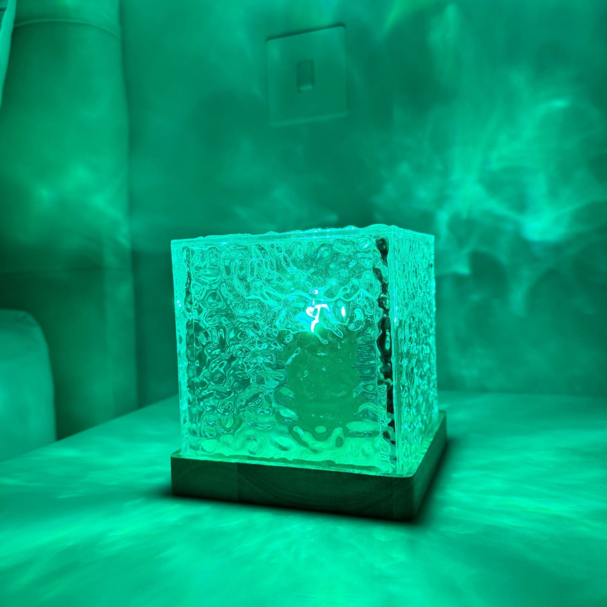 Lumeo Cube lamp in een groene gloed, creëert een magische sfeer met zijn unieke verlichting.