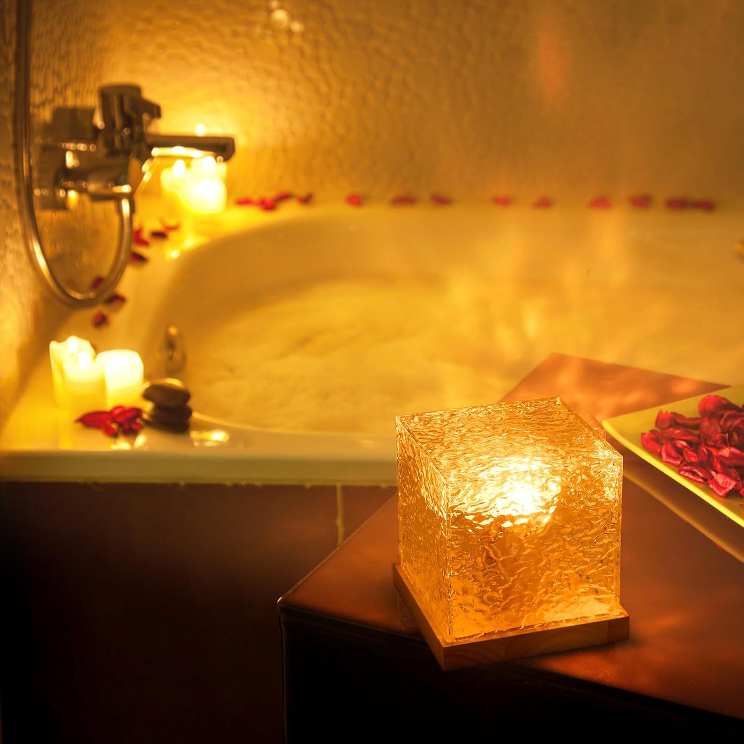 Lumeo Cube lamp in warme gouden kleur, vastgehouden in de hand, met magische lichteffecten die op de muur schijnen, verlicht door een houten basis.