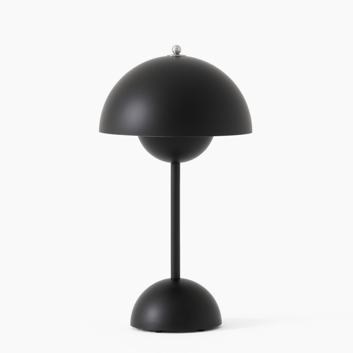 Een strakke, minimalistische LumiNova tafellamp in mat zwart, met een halfronde kap en een slanke, ronde voet. Deze lamp is ontworpen voor stijlvolle verlichting, perfect voor moderne interieurs die een vleugje elegantie en functionaliteit vereisen.