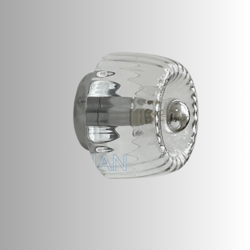 Een productafbeelding van de LumièreAura wandlamp, met een elegant en transparant glazen ontwerp dat een moderne uitstraling biedt. Ideaal voor energiezuinige en stijlvolle verlichting in elk interieur.