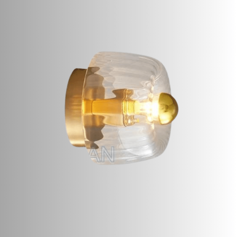 Een close-up van de LumièreAura wandlamp, met een stijlvolle gouden afwerking en helder glas dat een warme en uitnodigende gloed verspreidt. Perfect voor een elegant en energiezuinig interieur.