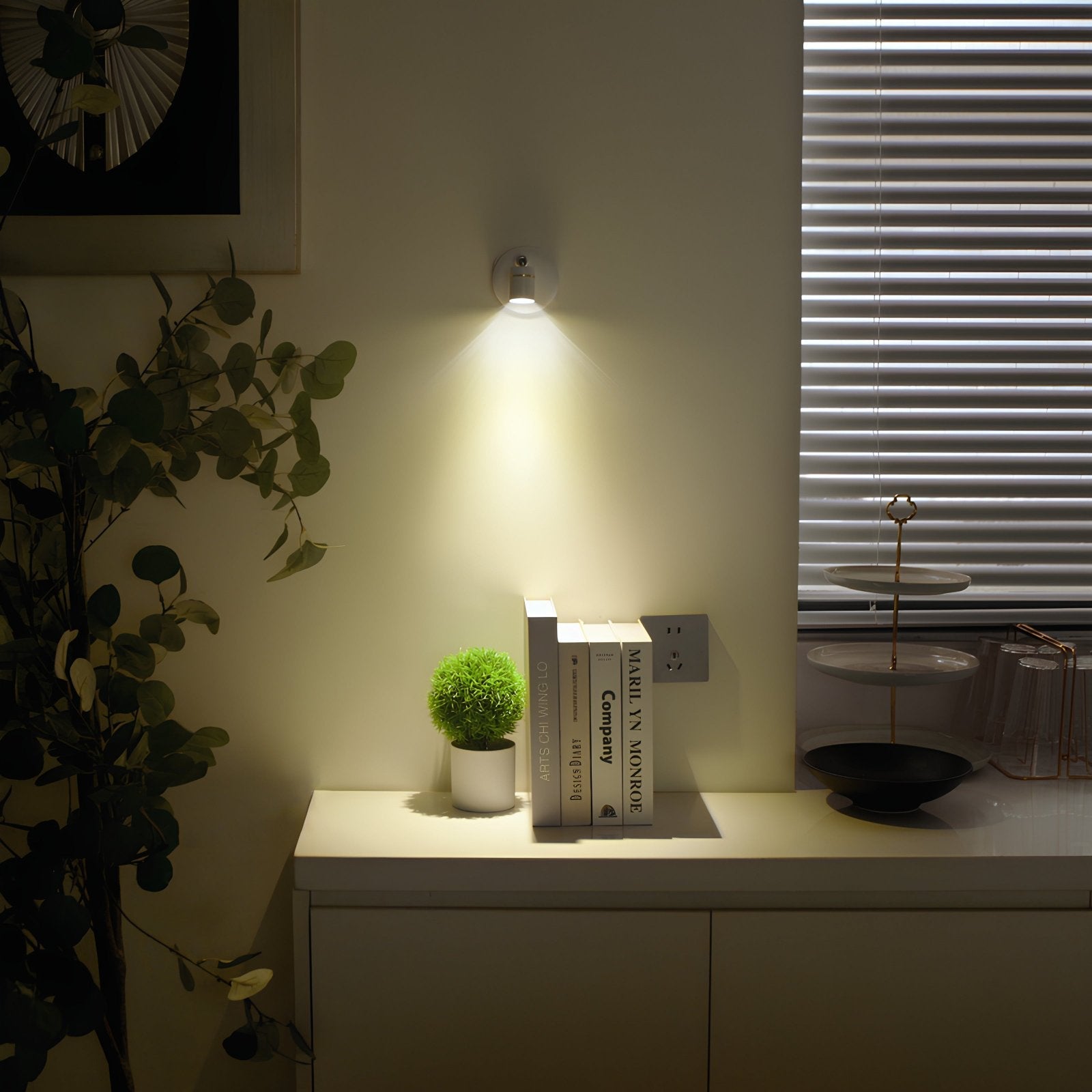 LumiaPro Energiezuinige spotlight die een plant en boeken verlicht op een moderne plank, perfect voor het creëren van een stijlvolle en efficiënte sfeer in je interieur.