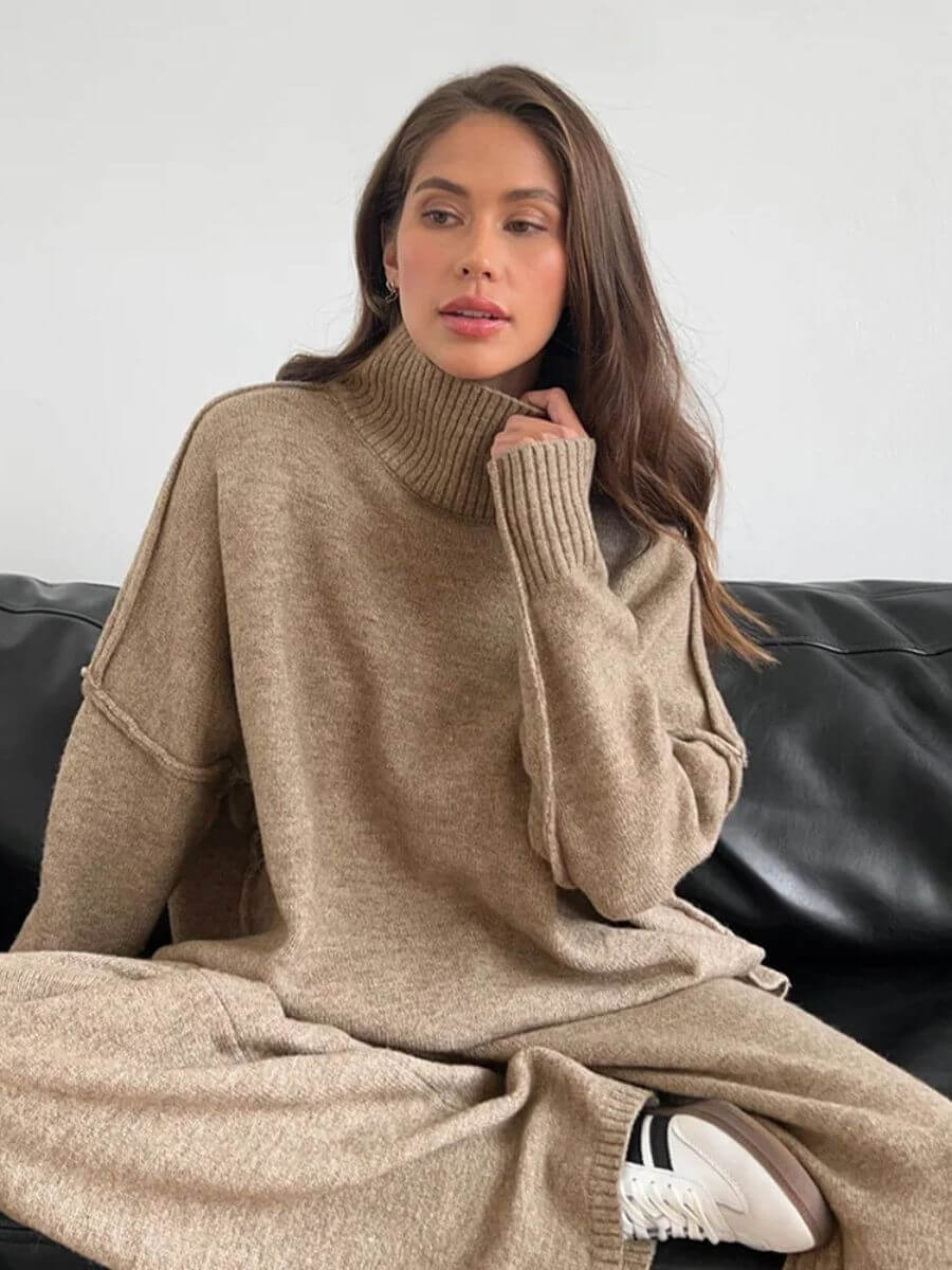 Lumiere stijlvol knit set in beige met een oversized coltrui en lange rok. De zachte en comfortabele set is perfect voor een casual en modieuze look tijdens koudere dagen. Afgewerkt met een relaxte pasvorm voor ultiem draagcomfort.