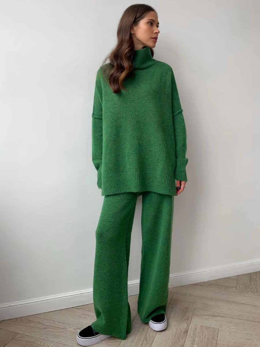 Lumiere stijlvol knit set in groen, bestaande uit een oversized coltrui en wijde broek. De set heeft een comfortabele pasvorm en straalt een trendy, moeiteloze stijl uit. Ideaal voor een warme en modieuze look in de winter.