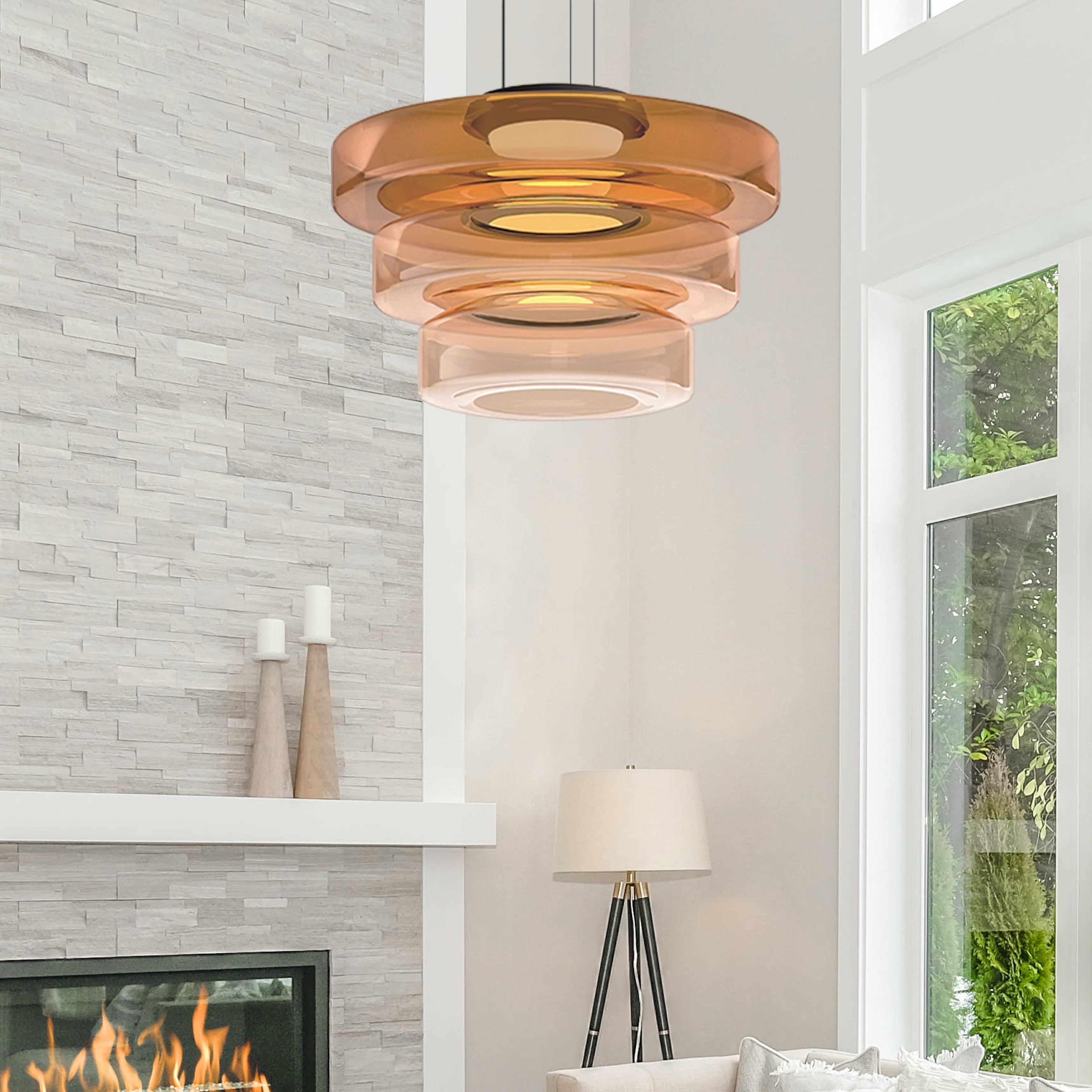 De moderne Bauhaus-stijl hanglamp met drie gestapelde glazen schalen in amber- en transparante tinten creëert een verfijnde sfeer in elke kamer. Deze stijlvolle verlichting met strakke lijnen en een minimalistisch ontwerp voegt een eigentijdse charme toe aan jouw interieur, perfect voor een woonkamer of eetruimte. Het elegante ontwerp zorgt voor een rustige, warme uitstraling en past prachtig in zowel moderne als minimalistische inrichtingen.