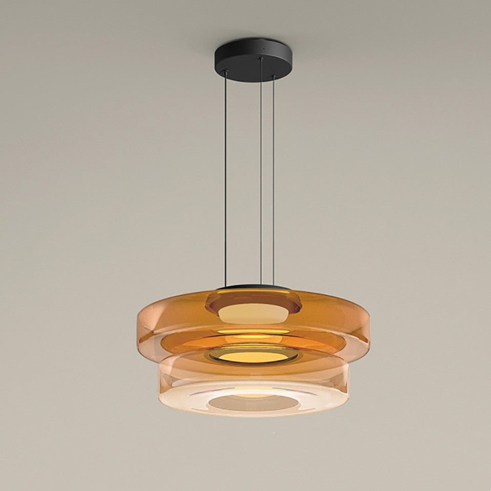 De Bauhaus hanglamp met twee amberkleurige glazen schijven biedt een eigentijds ontwerp dat zowel elegant als functioneel is. Het moderne design met strakke lijnen en subtiele tinten voegt een verfijnde sfeer toe aan iedere ruimte, van een woonkamer tot een eetkamer. De lamp zorgt voor een warme en uitnodigende verlichting, ideaal voor een moderne inrichting.