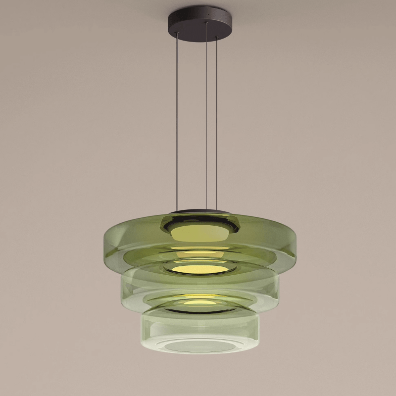 Deze elegante Bauhaus hanglamp met drie gestapelde glazen schijven in een frisse groene tint combineert stijl met functionaliteit. Het minimalistische ontwerp voegt een moderne touch toe aan elk interieur en biedt een zachte verlichting die perfect past in je woonkamer, eetkamer of kantoor. Het ideale verlichtingselement voor een eigentijdse ruimte.
