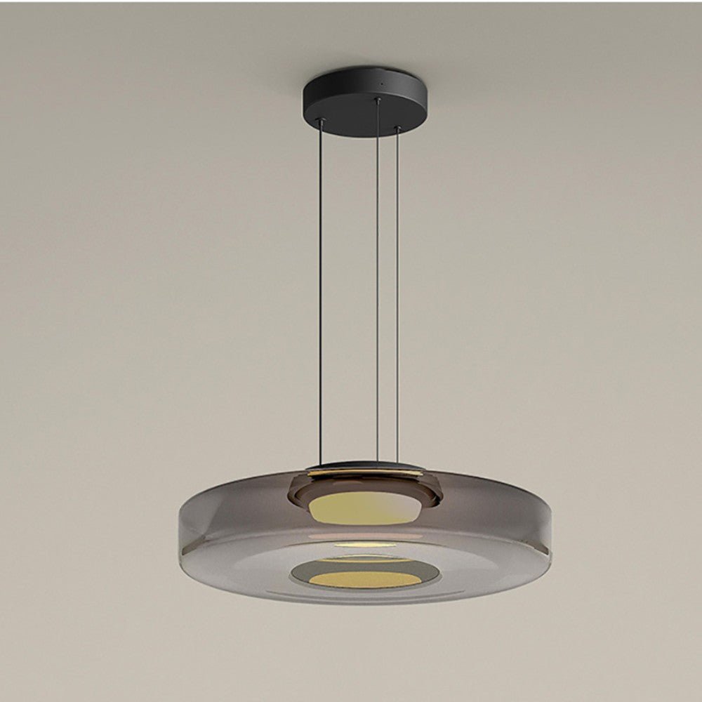 Deze moderne Bauhaus hanglamp met drie glazen schijven in een stijlvolle bruine tint is perfect voor het creëren van een eigentijdse sfeer. Het minimalistische ontwerp en de subtiele verlichting passen uitstekend in een modern interieur, en de elegante uitstraling maakt het een perfecte aanvulling op elke ruimte.