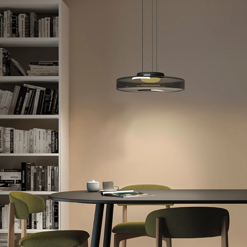 Deze elegante Bauhaus hanglamp, met een verfijnd ontwerp en glas in donkere tinten, voegt een luxe touch toe aan je interieur. De moderne uitstraling en de zachte verlichting maken het de ideale keuze voor een stijlvol eetgedeelte of woonkamer, waar het een warm en uitnodigend licht verspreidt.