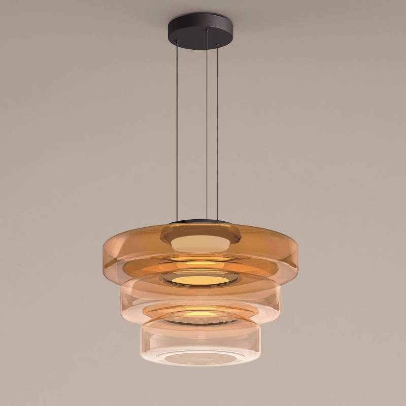 Deze elegante Bauhaus-stijl hanglamp met drie gestapelde glazen schalen in amber- en transparante tinten biedt een eigentijdse uitstraling die perfect past in moderne interieurs. De minimalistische metalen ophangbeugel en het strakke ontwerp creëren een verfijnde verlichting die elke ruimte een stijlvolle uitstraling geeft. Ideaal voor eetkamers, keukens of lofts die een touch van modernisme willen toevoegen.