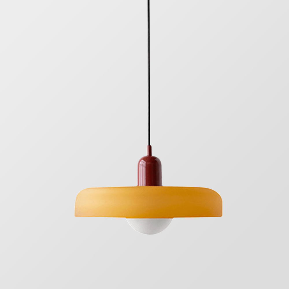 De Luminezza Living hanglamp in kleurrijk design, afgebeeld tegen een neutrale achtergrond, heeft een levendige gele kap met een bordeauxrode fitting en een minimalistisch zwarte ophanging. Perfect voor een modern en speels interieur.