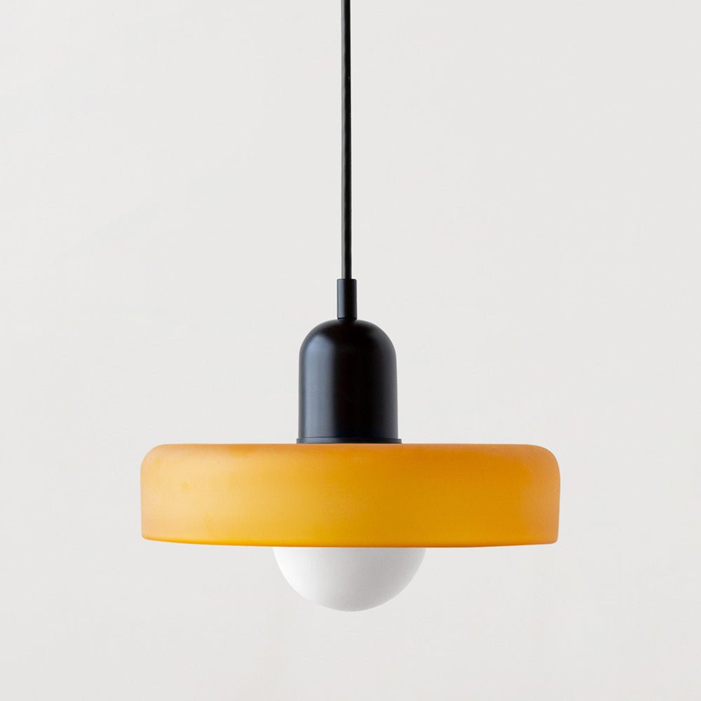 De Luminezza Living hanglamp in kleurrijk design, met een warme gele kap, een zwarte fitting en een minimalistisch ophangsnoer. Perfect voor een modern interieur dat levendigheid en stijl combineert.