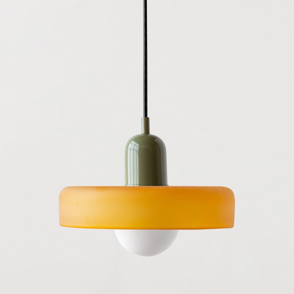 De Luminezza Living hanglamp in kleurrijk design met een opvallende warme gele kap en een stijlvolle olijfgroene fitting. Een moderne verlichting die sfeer en elegantie toevoegt aan elk interieur.