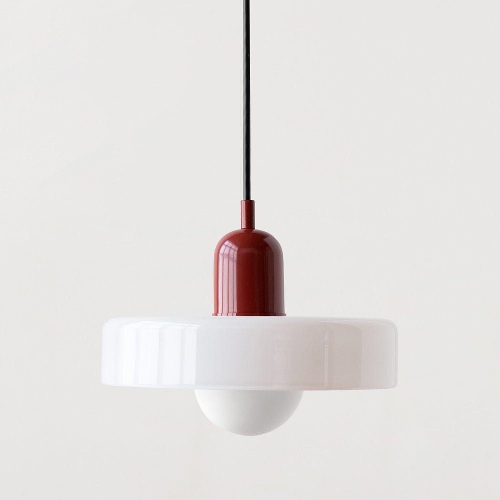 Close-up van de Luminezza Living hanglamp in kleurrijk design, met een witte kap en een contrasterende rode fitting, perfect voor een moderne en verfijnde inrichting.