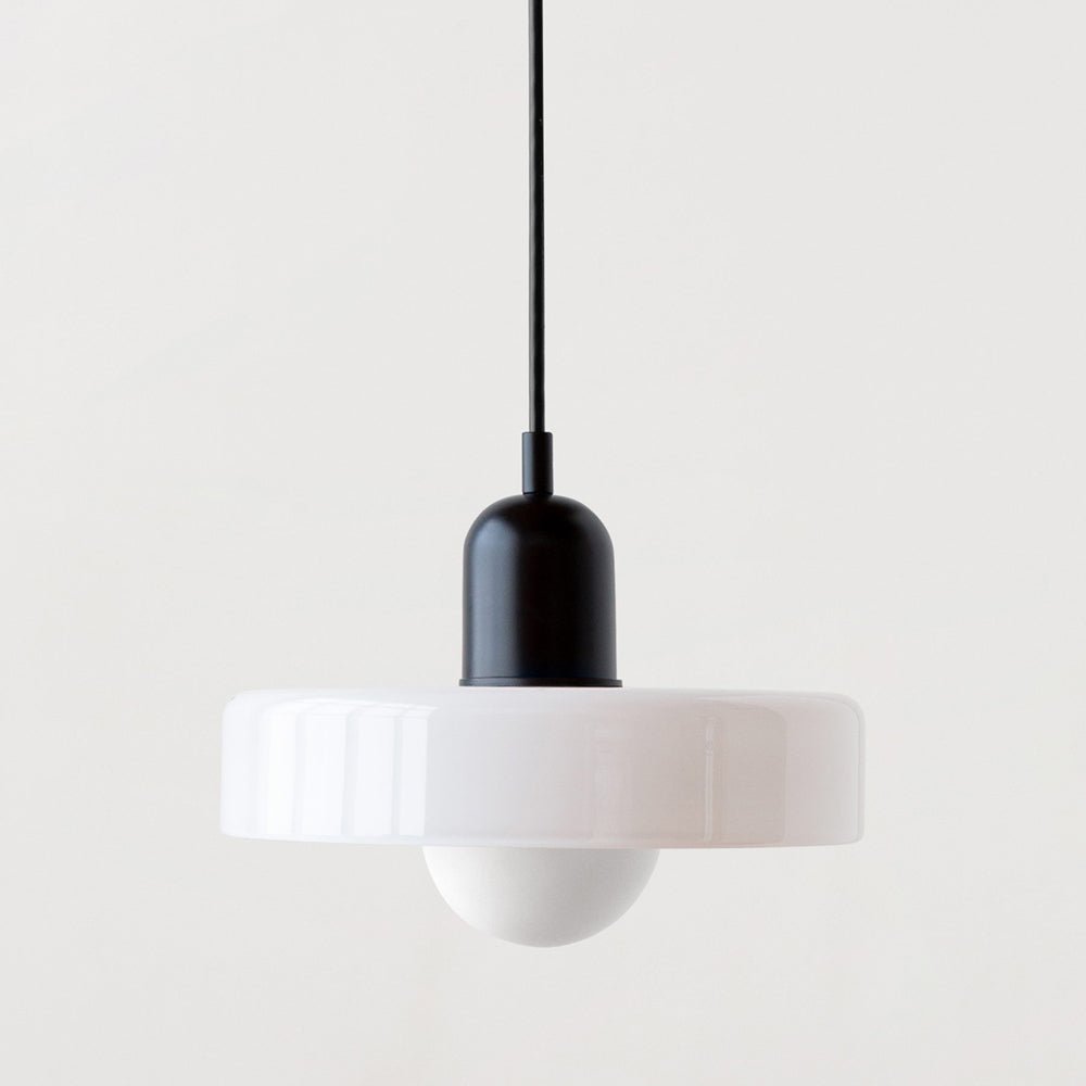 Elegante Luminezza Living Hanglamp met een tijdloos kleurrijk design, voorzien van een zwarte houder en een witte glazen kap. Perfect voor een modern en minimalistisch interieur.