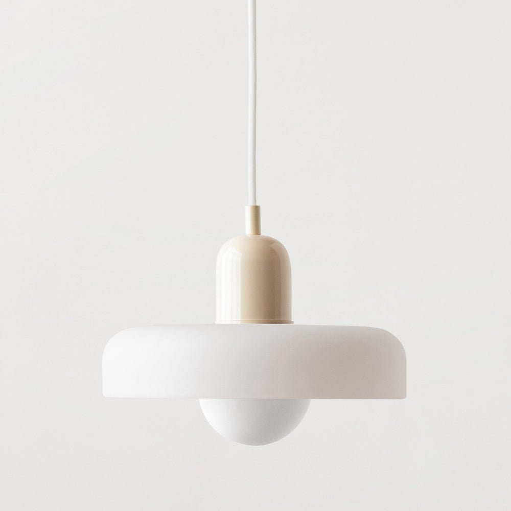 Minimalistische Luminezza Living Hanglamp met kleurrijk design, voorzien van een witte matte kap en beige afwerking, ideaal voor een modern en rustig interieur.