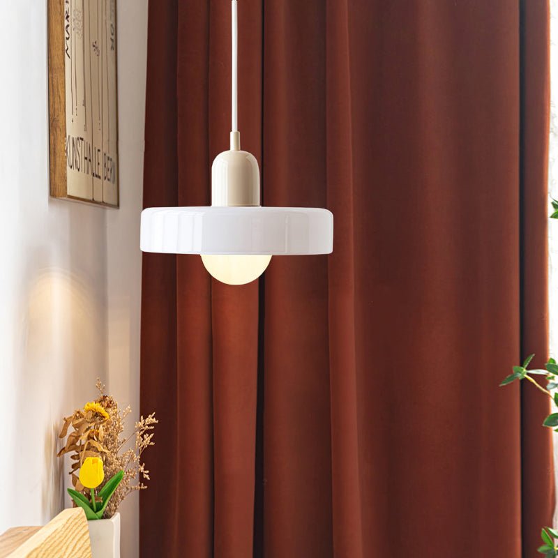 Stijlvolle Luminezza Living Hanglamp met kleurrijk design, uitgerust met een witte glazen kap en beige accent, perfect voor een sfeervolle inrichting.