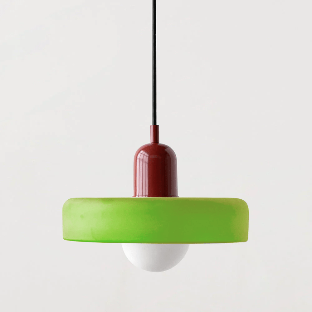 Stijlvolle Luminezza Living Hanglamp met een kleurrijk ontwerp, voorzien van een opvallende groene kap en een bordeauxrode fitting, perfect voor een moderne en levendige interieurstijl.
