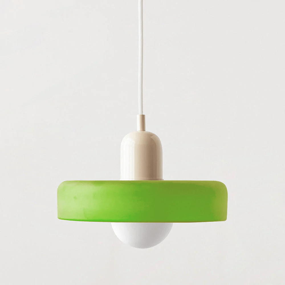 Moderne Luminezza Living Hanglamp met een frisgroene kap en een witte fitting, ontworpen voor een speelse en eigentijdse toevoeging aan uw interieur.