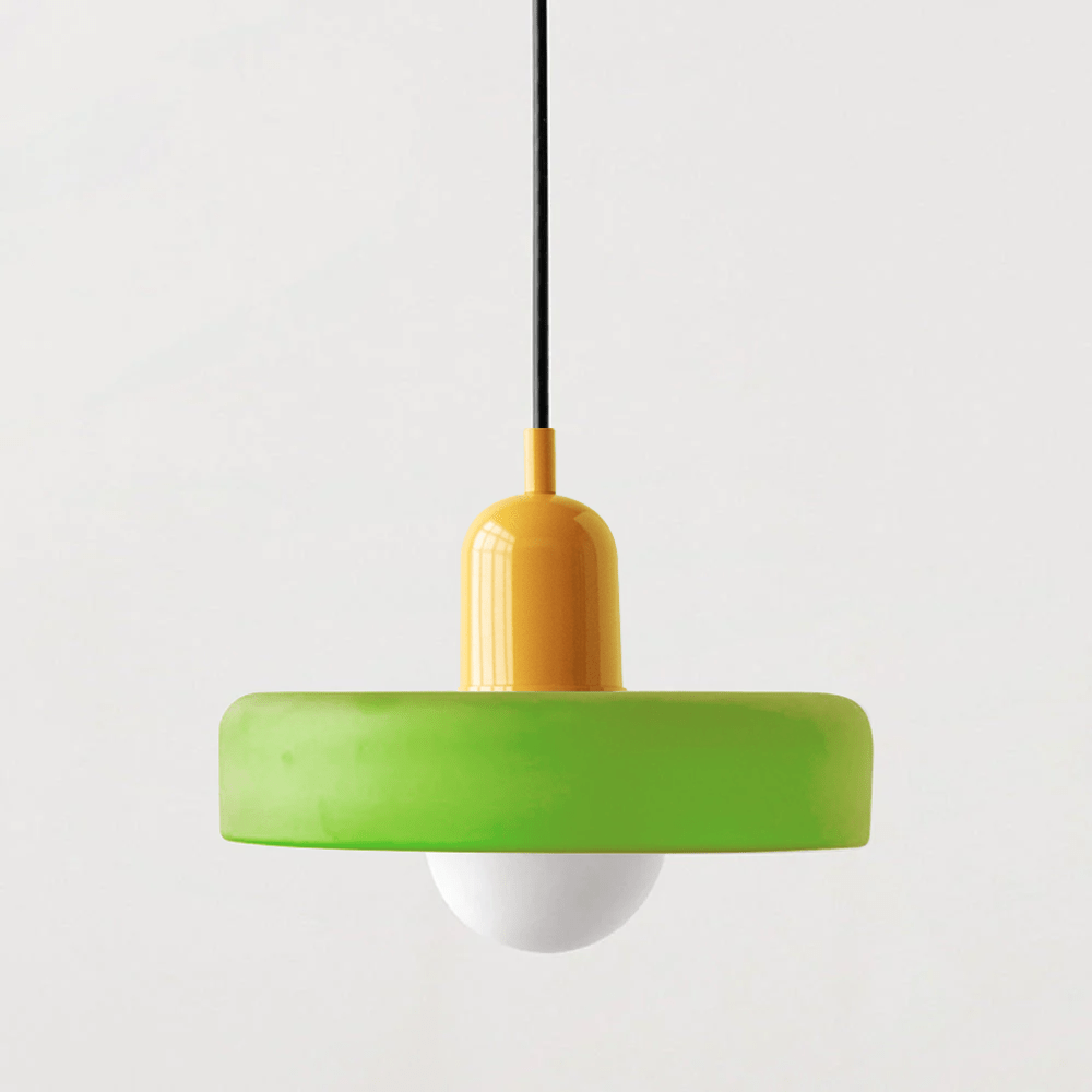 Stijlvolle Luminezza Living Hanglamp met een levendige groene kap en een opvallende gele fitting, perfect voor een modern en kleurrijk interieur.
