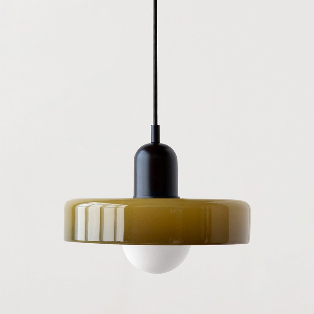 Een close-up van de Luminezza Living hanglamp met een modern kleurrijk ontwerp. De lamp heeft een glanzend geelgroene kap gecombineerd met een zwarte bovenkant, wat zorgt voor een eigentijdse en stijlvolle uitstraling. Perfect als opvallend verlichtingselement in woonkamers, keukens of eetruimtes.