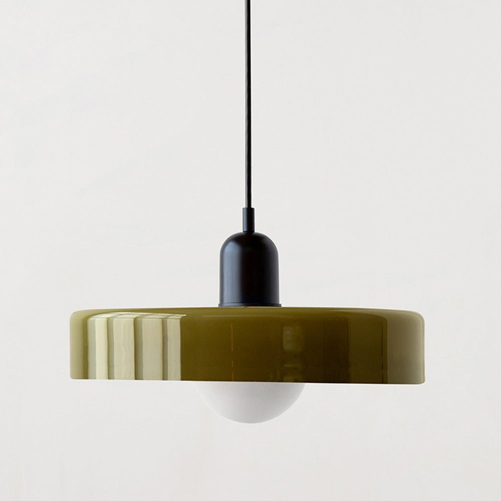 Een moderne Luminezza Living hanglamp met een glanzend geelgroene kap en een strakke zwarte bovenkant. Deze stijlvolle lamp combineert eigentijds design met een warme uitstraling, ideaal voor woonkamers, keukens of eetruimtes die een unieke en elegante sfeer nodig hebben.