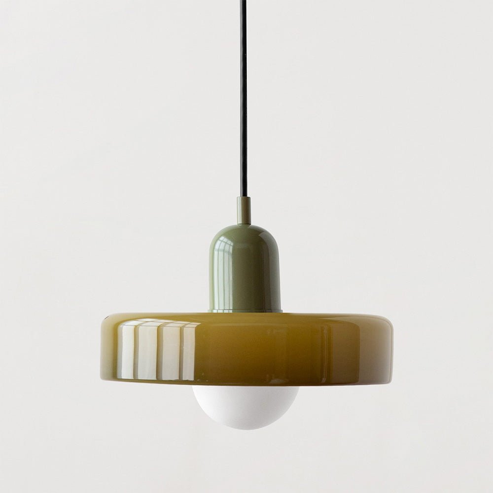 Een moderne Luminezza Living hanglamp met een glanzend geelgroene kap en een bijpassende olijfgroene bovenkant. Deze eigentijdse lamp straalt warmte en stijl uit, ideaal voor het verfraaien van woonkamers, keukens of eetruimtes met een unieke en verfijnde uitstraling.