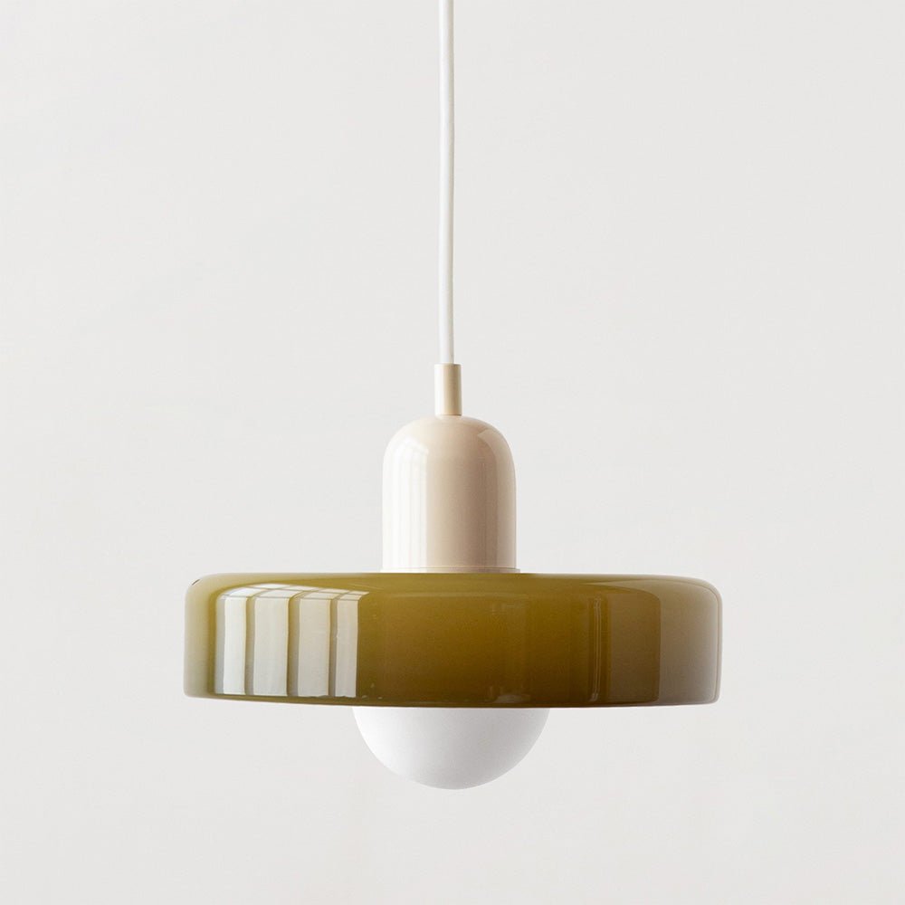 Een elegante Luminezza Living hanglamp met een glanzend geelgroene kap en een crème-witte bovenkant. Deze stijlvolle lamp combineert modern design met een frisse uitstraling, ideaal om warmte en verfijning toe te voegen aan woonkamers, eetruimtes of keukens.