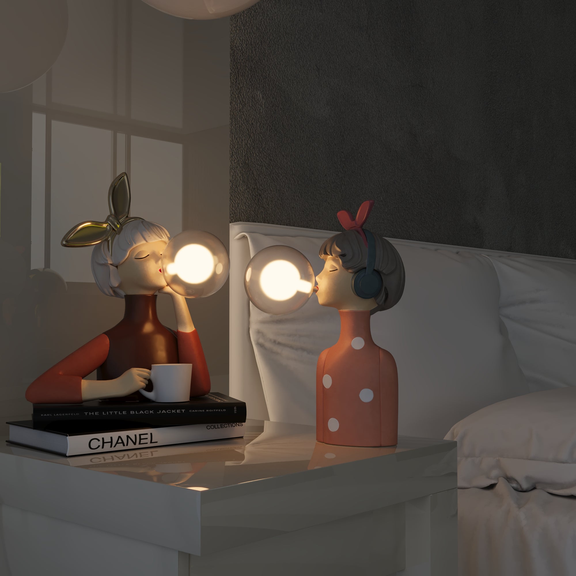 Twee stijlvolle Luminique tafellampen met creatieve ontwerpen, perfect geplaatst op een nachtkastje. Hun warme licht en moderne vormen zorgen voor een gezellige en eigentijdse ambiance in elke slaapkamer.