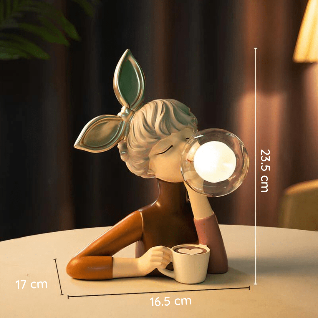Unieke Luminique tafellamp met een charmant ontwerp van een vrouwelijke figuur met decoratieve bladeren. De lamp heeft een geïntegreerde LED en meet 23,5 cm hoog en 16,5 cm breed, ideaal voor een moderne en artistieke uitstraling in uw interieur. Perfect als sfeervolle verlichting of stijlvol decorstuk.