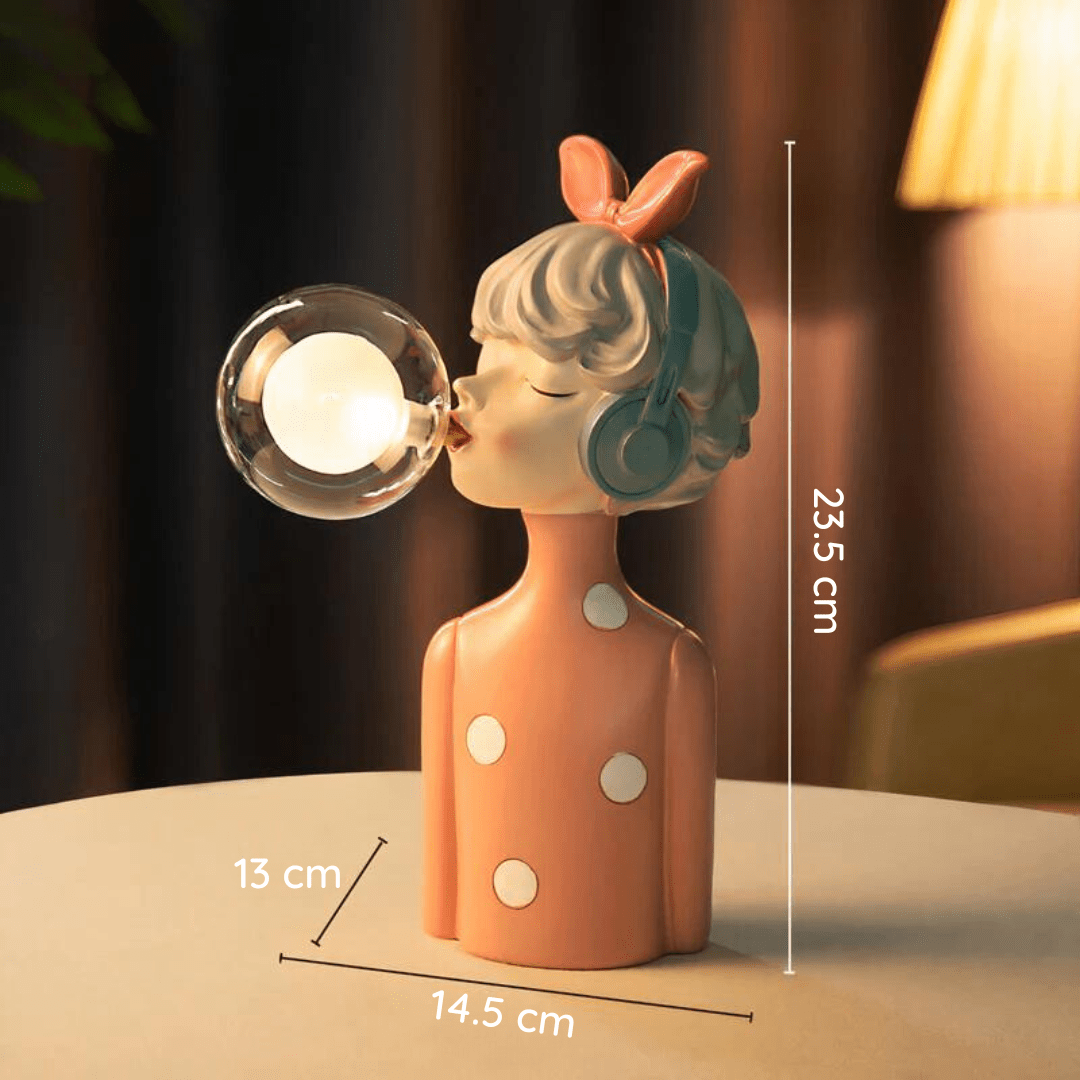 Luminique tafellamp met een speels en modern ontwerp, afgebeeld als een vrouwelijke figuur met koptelefoon en opvallende details. De lamp is 23,5 cm hoog en 14,5 cm breed, voorzien van een geïntegreerde LED-lamp in een glazen bol. Een unieke toevoeging voor een stijlvolle en eigentijdse interieurinrichting.