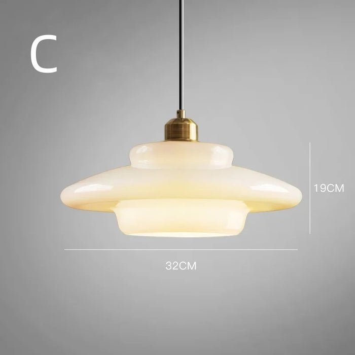 Elegante witte glazen hanglamp met een gelaagd ontwerp, afgewerkt met gouden details. De lamp heeft een diameter van 32 cm en een hoogte van 19 cm, perfect voor het creëren van sfeervolle verlichting in moderne interieurs zoals eetkamers of woonruimtes. Het verfijnde ontwerp biedt subtiel, diffuus licht, waardoor het een ideale keuze is voor elke ruimte.