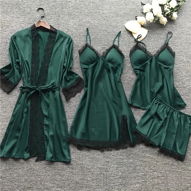 De afbeelding toont een LunaComfort pajamapakket in een diepe groene kleur. Het pakket bestaat uit een zachte satijnen nachtjapon met een bijpassende chemise, een nachthemd en een comfortabele broek, allemaal afgewerkt met delicate kanten details. Dit luxe setje biedt ultiem comfort en een verfijnde uitstraling, perfect voor een ontspannen avond in stijl.