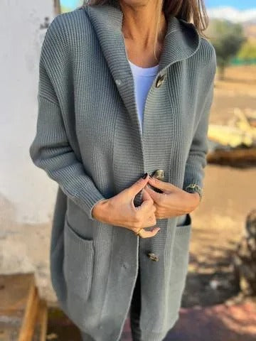 Het LunaStyle vest in grijs biedt een tijdloze en veelzijdige stijl. Het heeft een comfortabele, ruime pasvorm met een zachte, geribbelde stof, een stijlvolle opstaande kraag, en een knoopsluiting. De twee zakken aan de voorkant maken het vest praktisch en perfect voor een casual outfit.