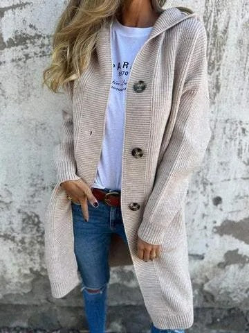 Het LunaStyle vest in beige heeft een moderne en tijdloze uitstraling. Het vest heeft een comfortabele pasvorm, een opstaande kraag, knopen aan de voorkant, en twee praktische zakken. Het zachte, geribbelde materiaal maakt het perfect voor casual en veelzijdige outfits, geschikt voor verschillende gelegenheden.