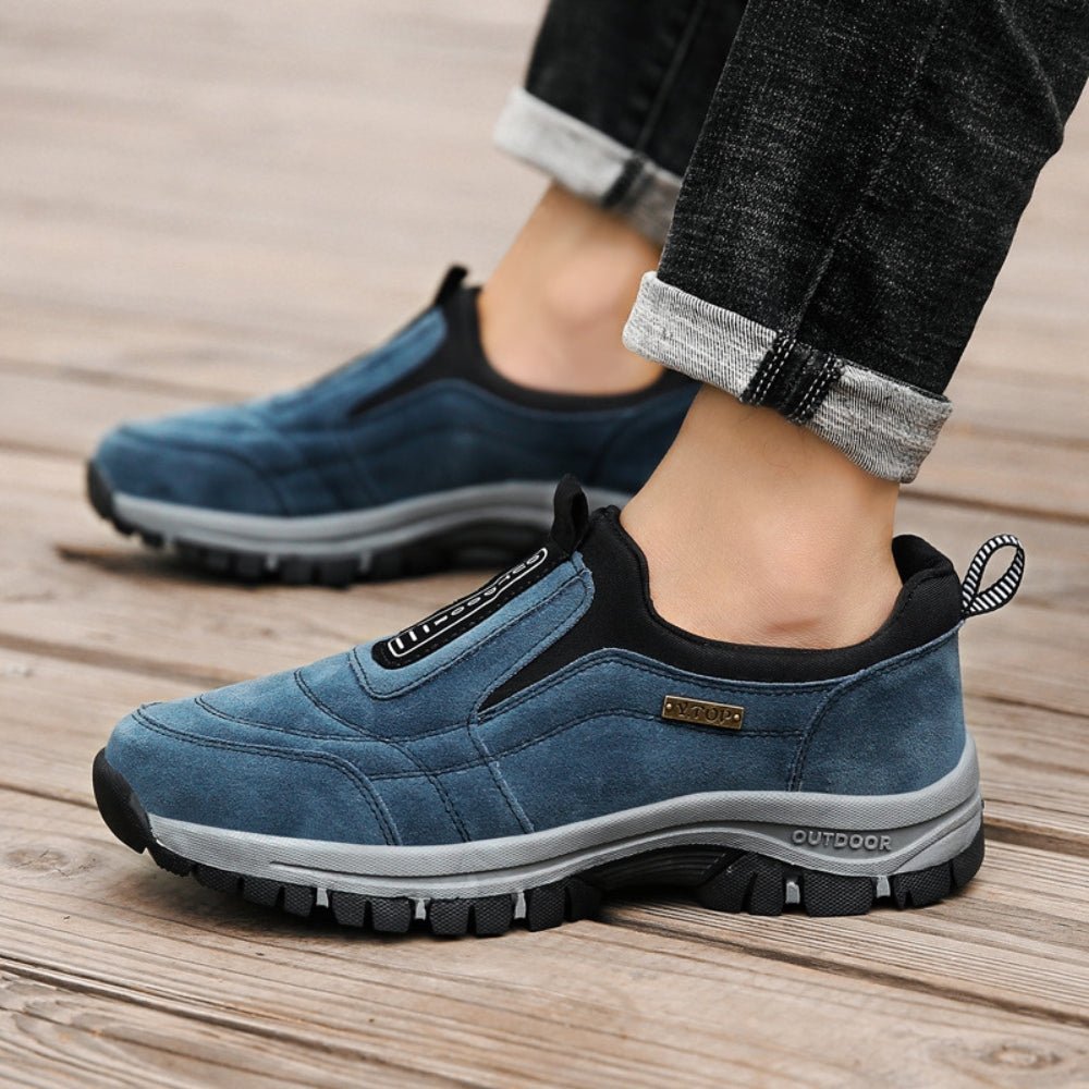 Afbeelding van de Luvago wandelschoenen in een stijlvolle blauw-zwarte kleur. Deze comfortabele schoenen zijn voorzien van een stevige, antislipzool met profiel voor uitstekende grip en stabiliteit op verschillende ondergronden. Het ademende materiaal en de elastische instap zorgen voor een perfecte pasvorm en ultiem draagcomfort tijdens wandelingen en dagelijks gebruik.