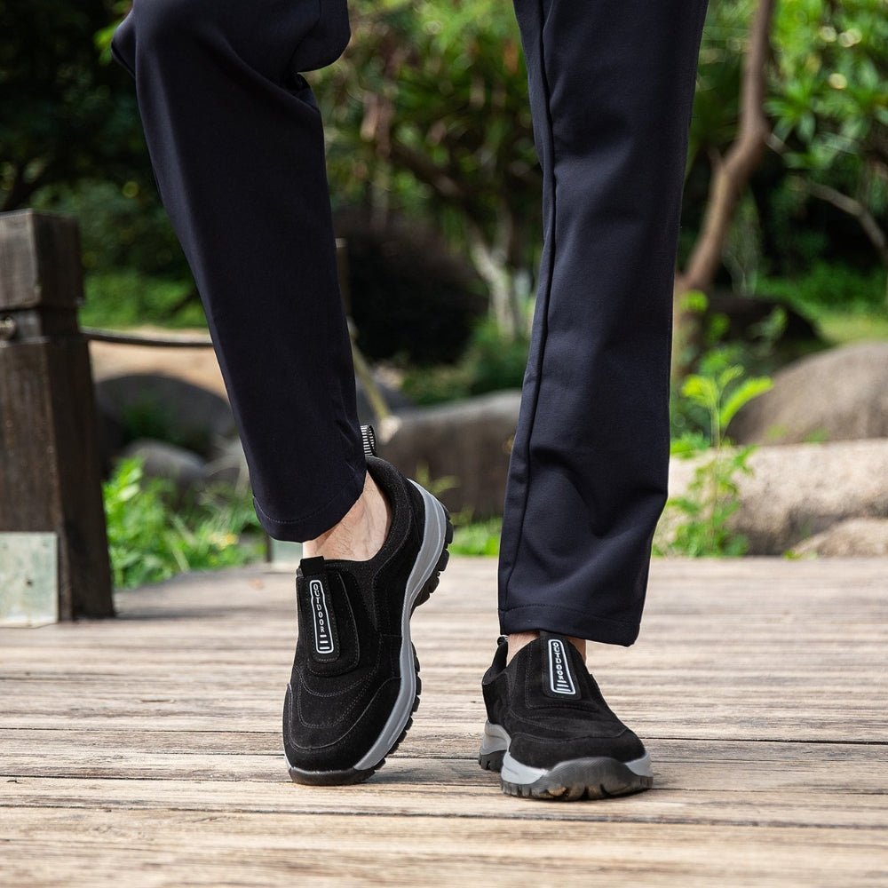 Afbeelding van de Luvago wandelschoenen in klassiek zwart. Deze comfortabele schoenen hebben een stevige antislipzool met profiel voor uitstekende grip op verschillende terreinen. Het ademende materiaal en de elastische instap zorgen voor een perfecte pasvorm en ultiem draagcomfort. Ideaal voor wandelen en dagelijks gebruik, met een sportieve en moderne uitstraling.